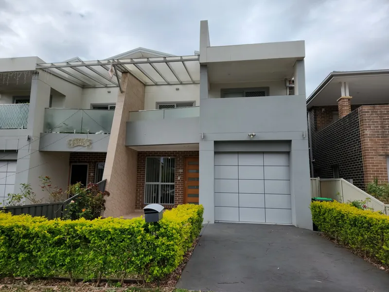 MODERN 5 BEDROOM HOME, IDEAL LOCATION