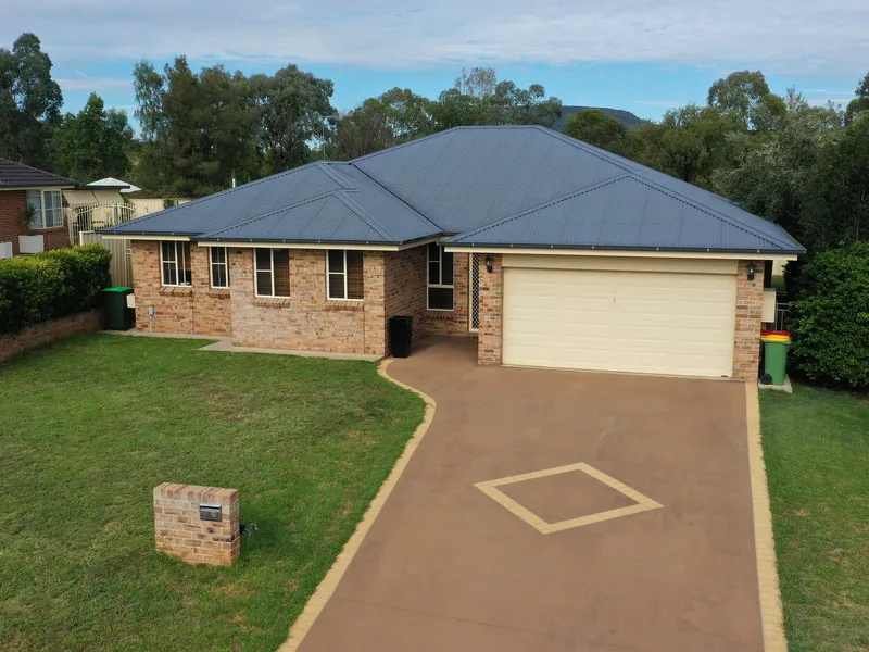 Beautiful Modern House In Quiet Area Of Town