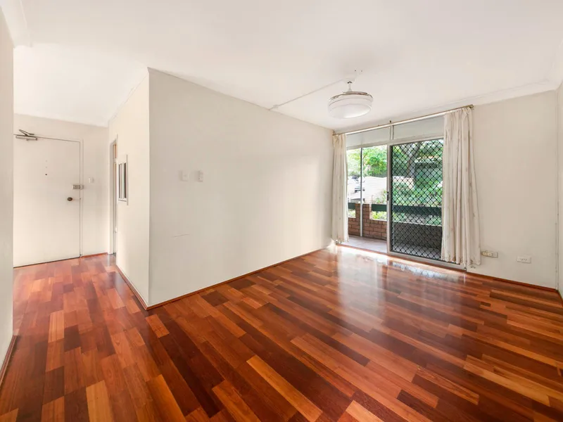 Spacious four bedroom apartment in great location