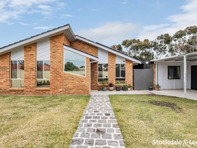Luxury Lifestyle & Stunning Golf Course Views !