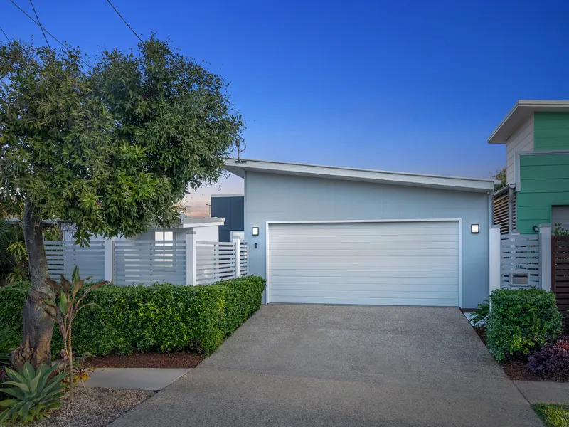 MODERN COASTAL ENTERTAINER