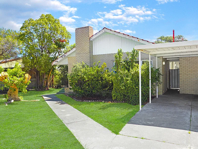 SUPERSIZED GARDEN IN GREAT LOCATION! 