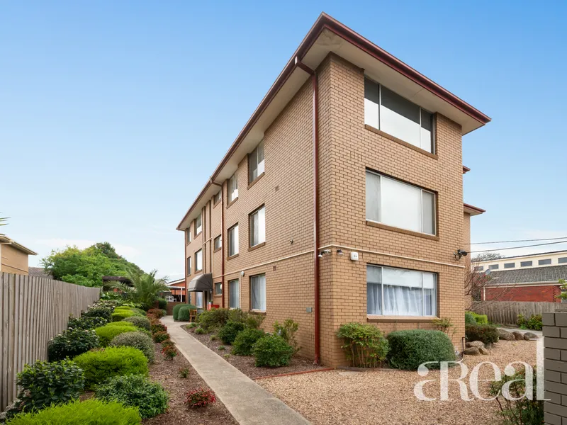 Conveniently located – A Fully Furnished Two Bedrooms Apartment!