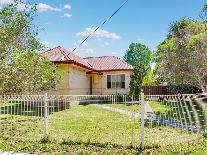 2 BEDROOM HOME ON CORNER BLOCK ZONED R3 MEDIUM DENSITY