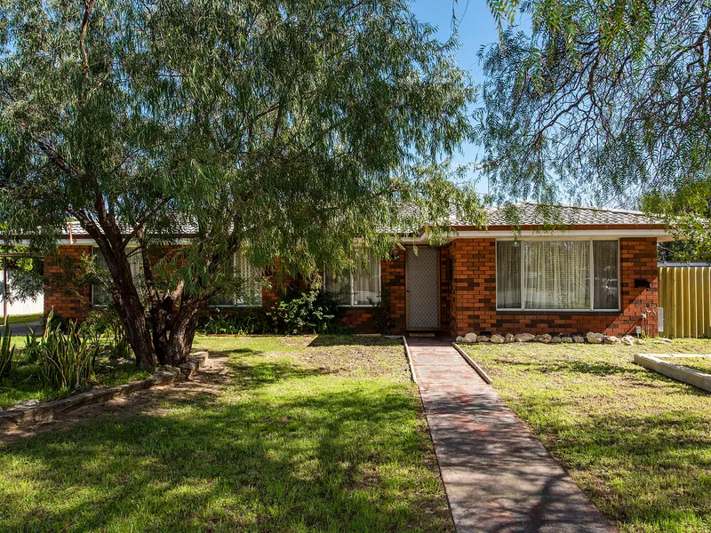 4 BEDROOM, 1 BATHROOM HOME OOZING WITH CHARM AND CHARACTER!