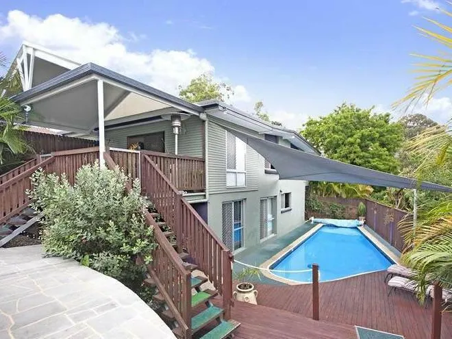 Family Home In An Elevated Location In Stafford Heights