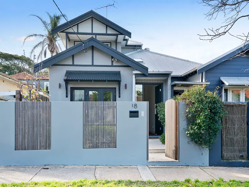 Stylish Beach House With Sunny Outdoor Entertaining And A Happy Vibe, Walk to Bronte and Clovelly Beaches