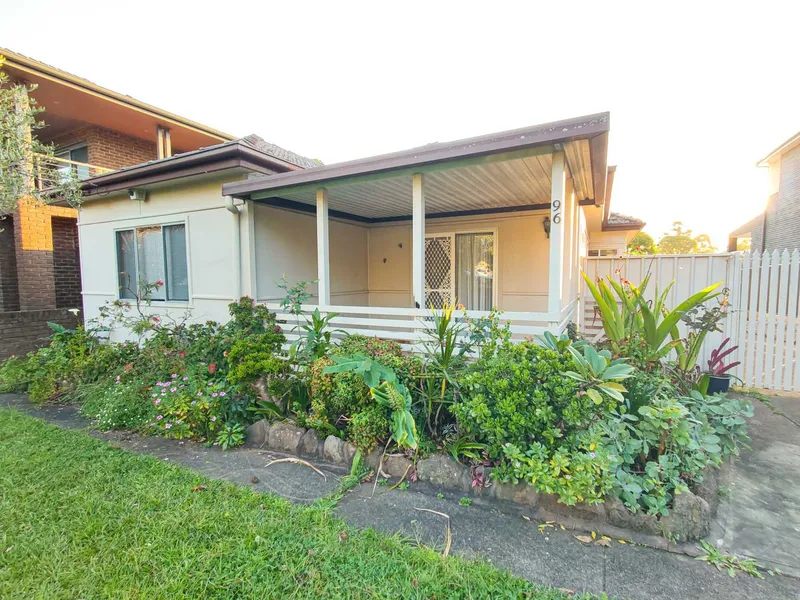 FIVE BEDROOM FAMILY HOME!