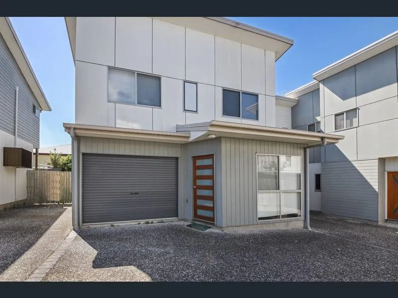 Perfectly located Air-Conditioned Three Bedroom Townhouse
