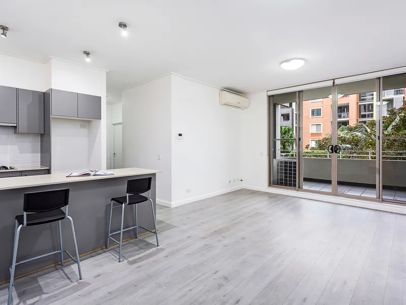 Sorrento - Newly renovated spacious two bed apartment boasting all new fooring