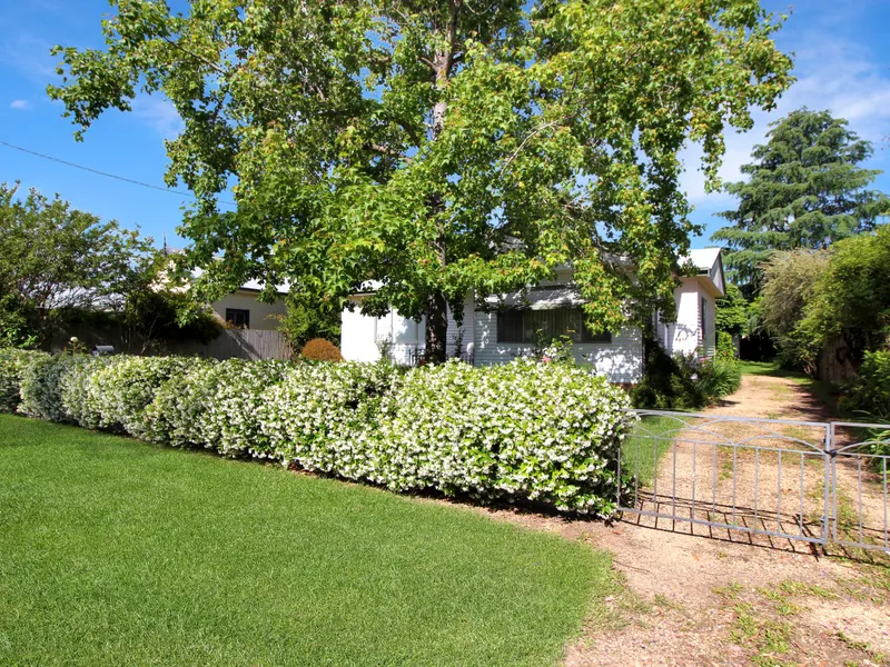 ** ESTABLISHED HOME* LOCATION *LOCATION * LOCATION *