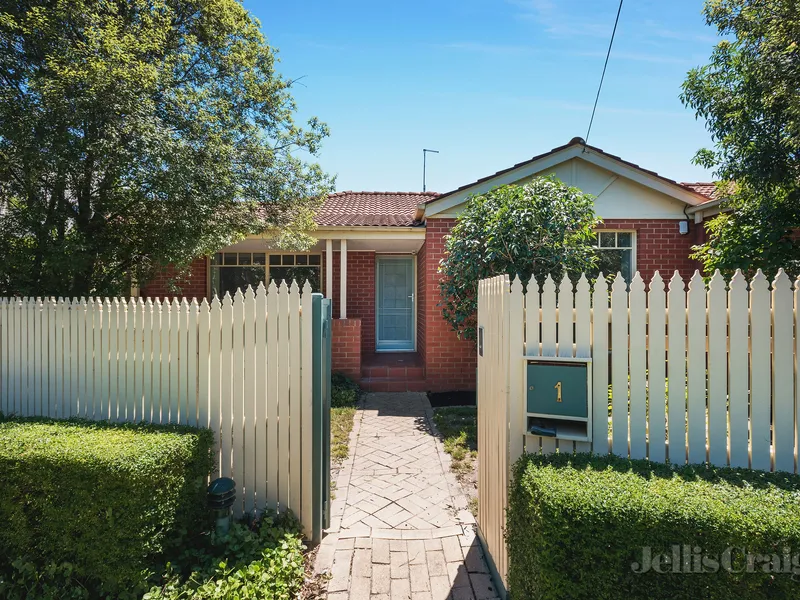 SPLIT AIRCON, LARGE GARAGE, PRIVATE FRONT & BACK COURTYARDS