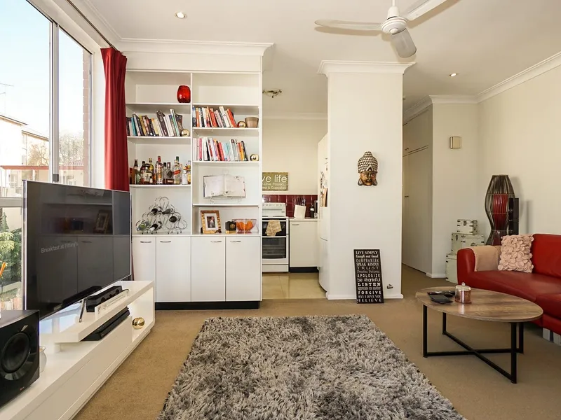 CONVENIENTLY LOCATED TWO BEDROOM SECURITY APARTMENT CLOSE TO SHOPS & TRANSPORT 