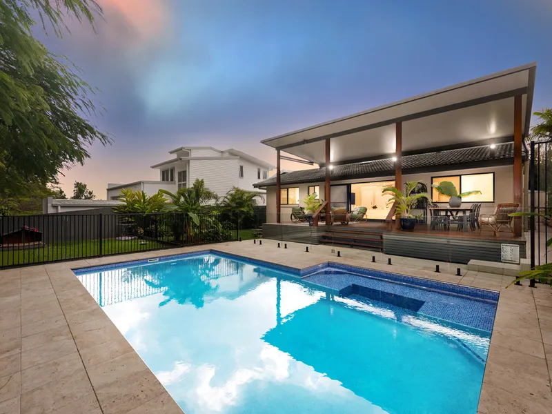 Tropical lifestyle sanctuary bordering Mt Gravatt nature reserve