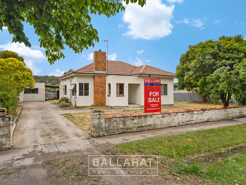 PERIOD HOME AT THE FRONT OF HUGE ALLOTMENT OF AROUND 1,400M2 APPROX. 