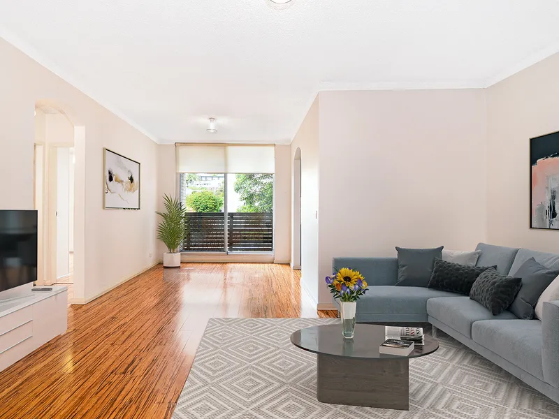 Fresh and spacious 2 bedroom apartment w LUG and storage unit