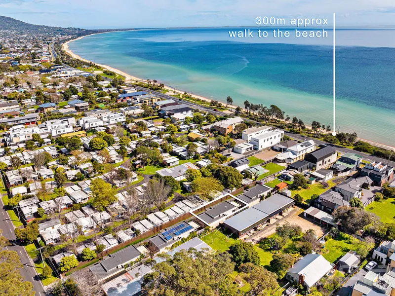 SINGLE LEVEL INVESTMENT 180*M TO THE BEACH!