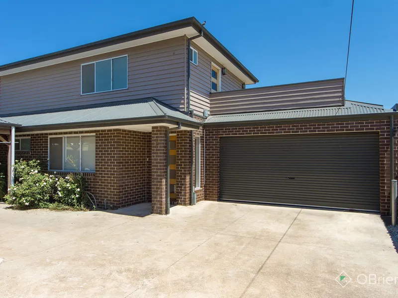 Secure Reverse Living Family Home with views!!