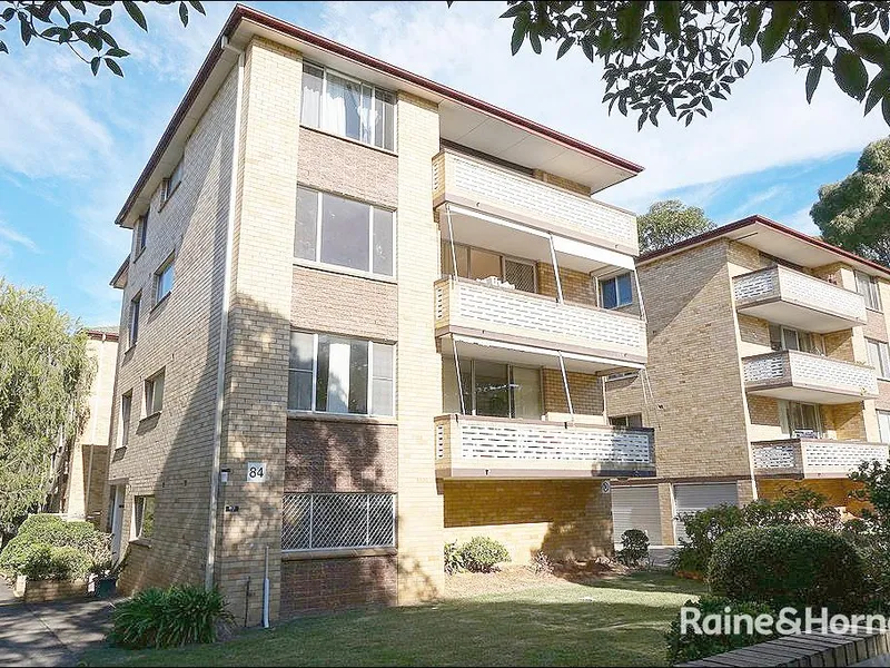 **ONE WEEK FREE RENT ** Fully renovated 3 bedroom 2nd floor apartment