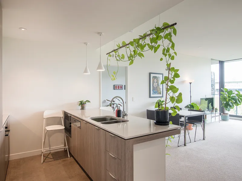 OVAL FACING CLAREMONT APARTMENT!
