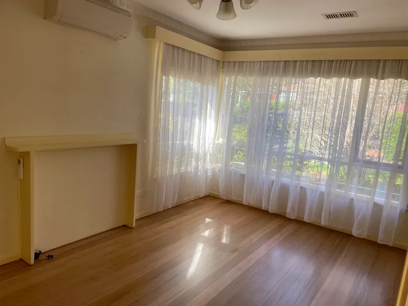 Fantastic location near Mailing Rd, public transport and local schools