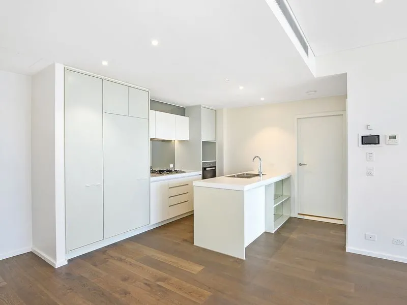 DARLING ONE! NEARLY BRAND NEW APARTMENT AT THE HEART OF DARLING HARBOUR!