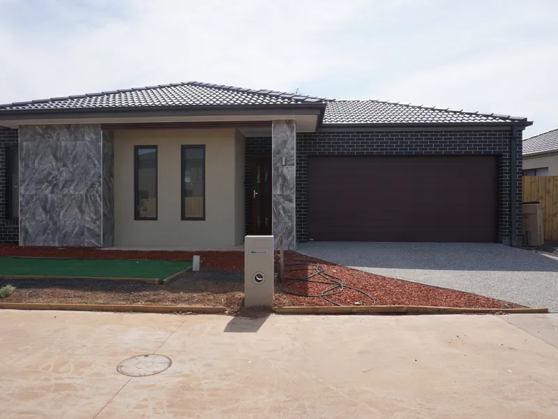 Perfect Family Home in the prestigious Upper Point Cook Estate!