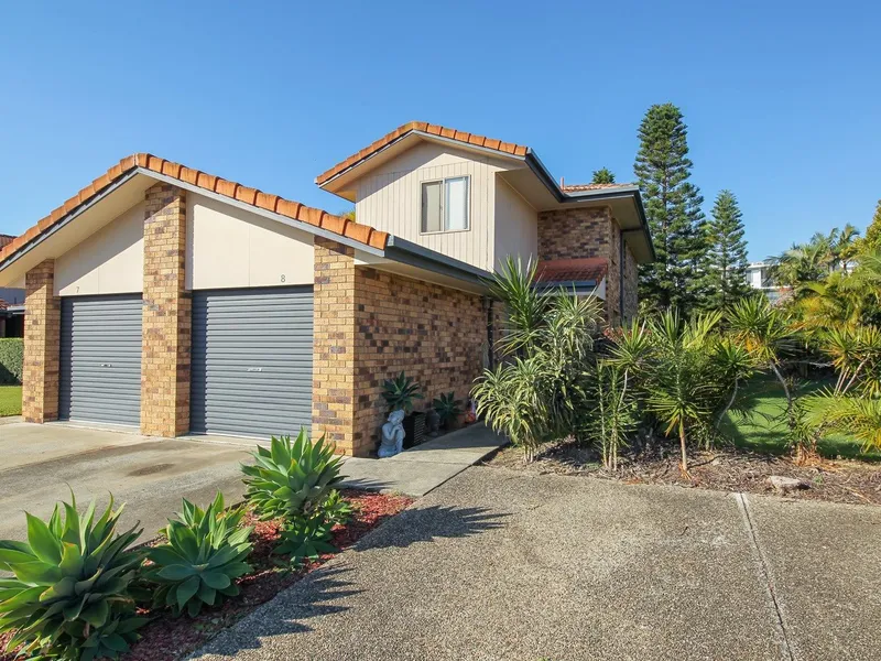 Cheap as chips -  Large townhouse 3 bedrooms, 2 bath + pool and tennis court.