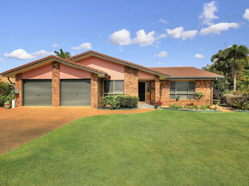 Small Acreage Close To Town! Executive Family Home In Tightly Held Location!