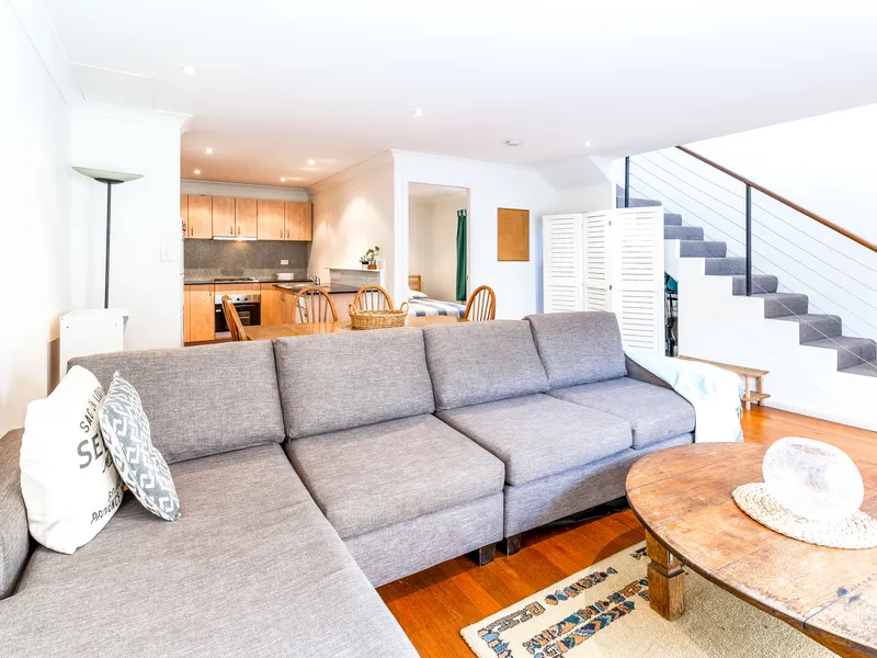 Furnished Townhouse in Bustling City-Fringing Locale 