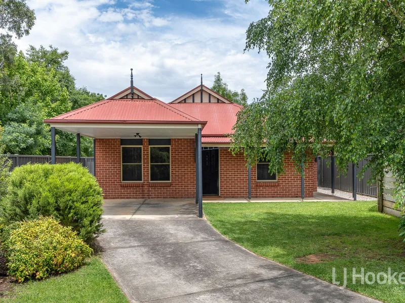 Cute as a Button in Fabulous Central Location!