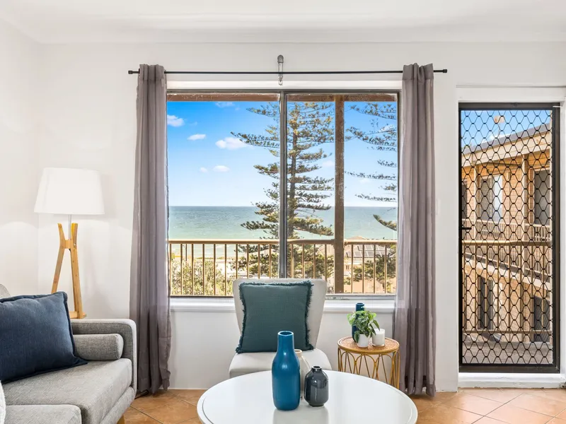 Take Henley by the hand with sunsets, sea views & a communal pool…