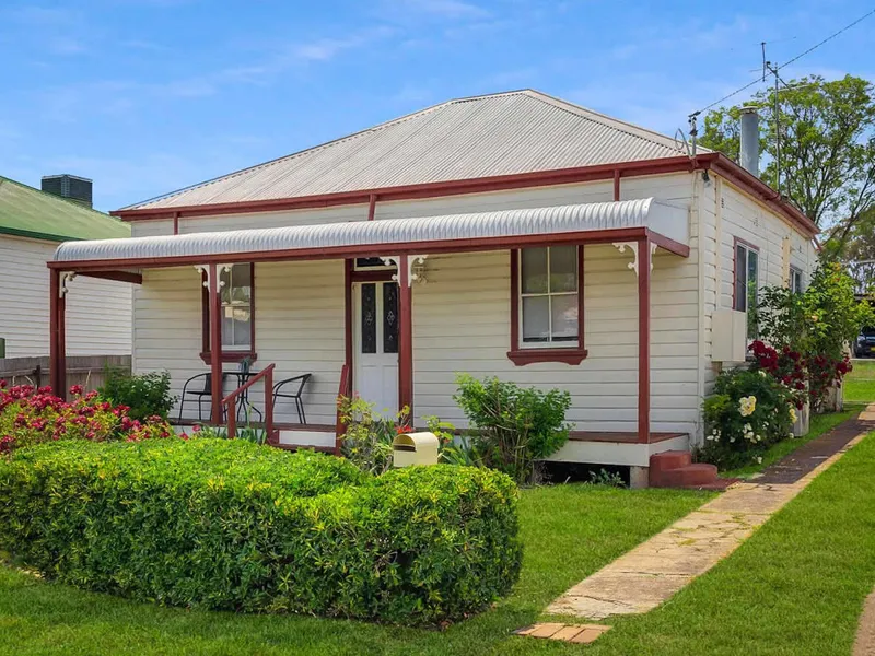 WHAT AN ABSOLUTE CUTIE!