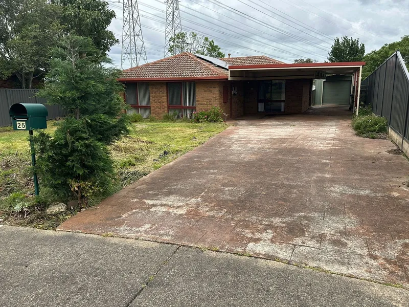 3 BEDOOM HOUSE SET ON A LARGE BLOCK!