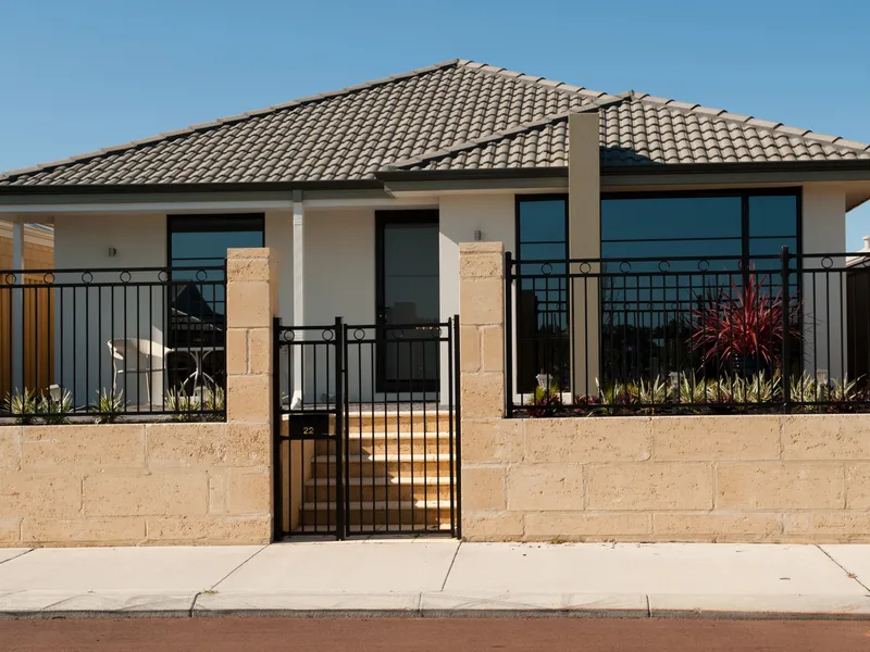 LOW MAINTENANCE FAMILY HOME OVERLOOKING PARK - HEATING & AIR CONDITIONING - PETS CONSIDERED