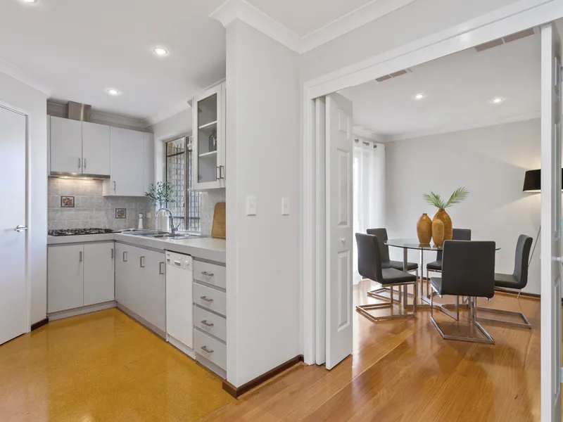 LIGHT & BRIGHT OVER 55'S VILLA - SECURE GROUP A WALK TO THE SHOPS