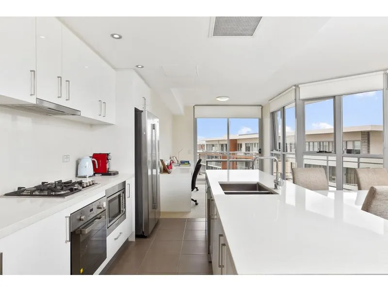 Timber Floor Stylish Three Bedroom Apartment with Generous Floor Area in Prestige Riverside Location and Uninterrupted Water View,Perfect North Aspect