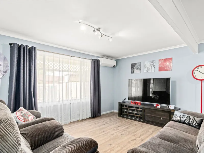 A RETREAT LIKE COURTYARD HOME ONLY MINUTES TO THE BEACH!