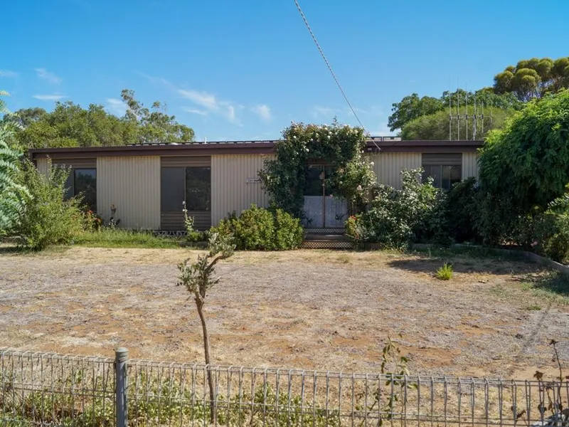 COMFORTABLE HOME ON HALF ACRE - PICOLA