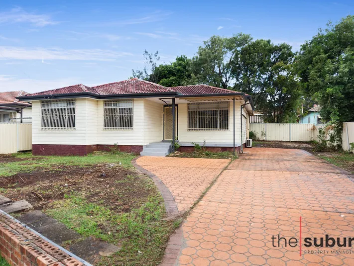 UPDATED HOME - WALK TO STATION AND STOCKLANDS