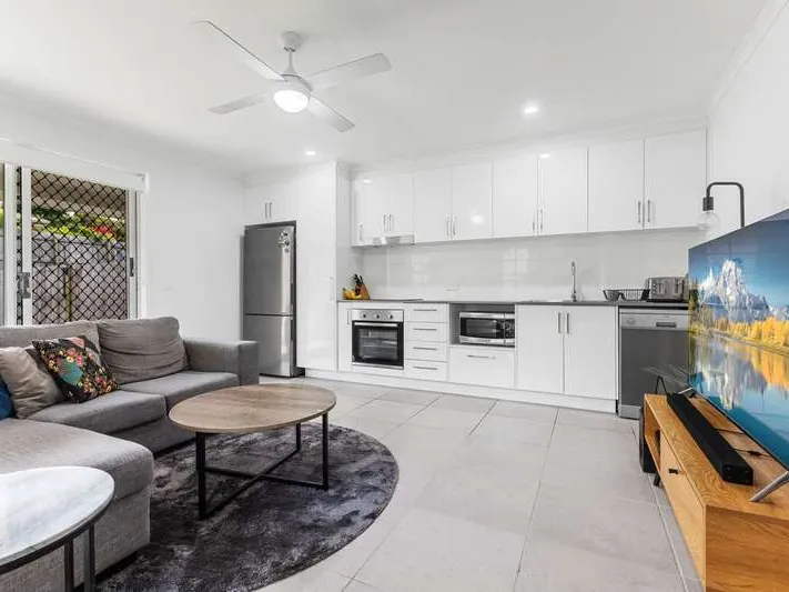 Modern 2 Bd Duplex in Quiet Street