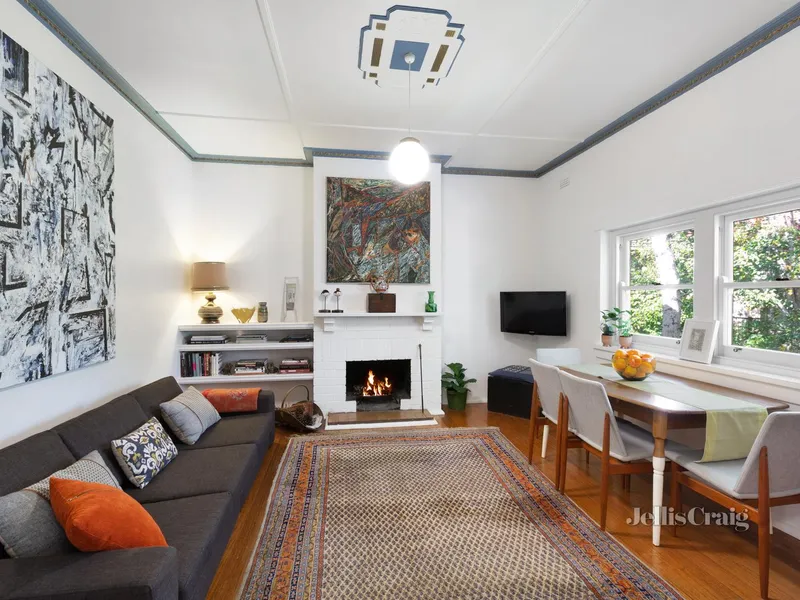 Spacious light-filled apartment in the treetops