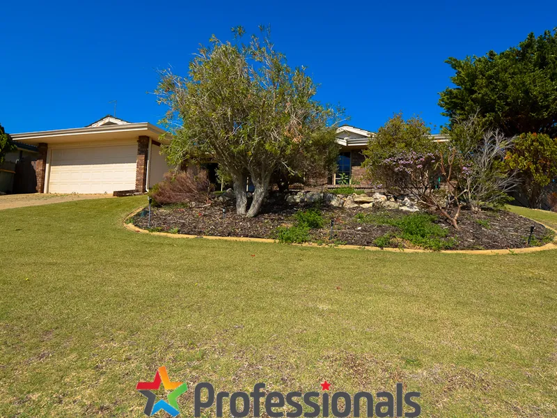 Large Family Home in Halls Head with Pool