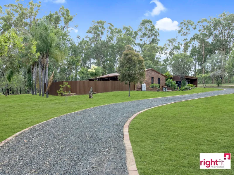 The best of both worlds - Acreage living in a great location