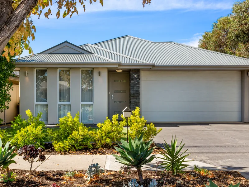 STYLISH FAMILY HOME WITH UP TO 4 BEDROOMS!