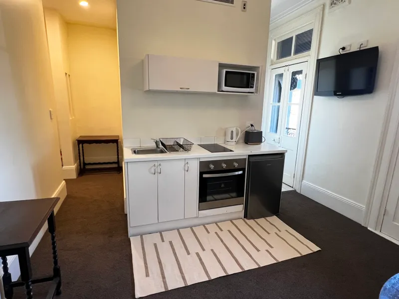 MODERN, FURNISHED ONE BEDROOM UNIT IN IDEAL LOCATION
