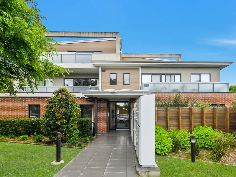 INDOOR-OUTDOOR ENTERTAINER IN BOX HILL HIGH ZONE (STSA)