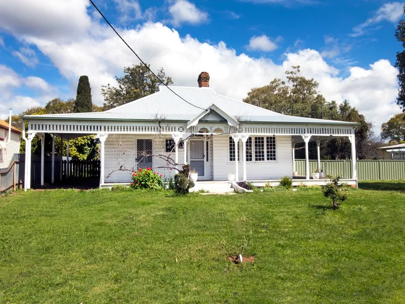 2 BEDROOM COTTAGE IN QUIET STREET