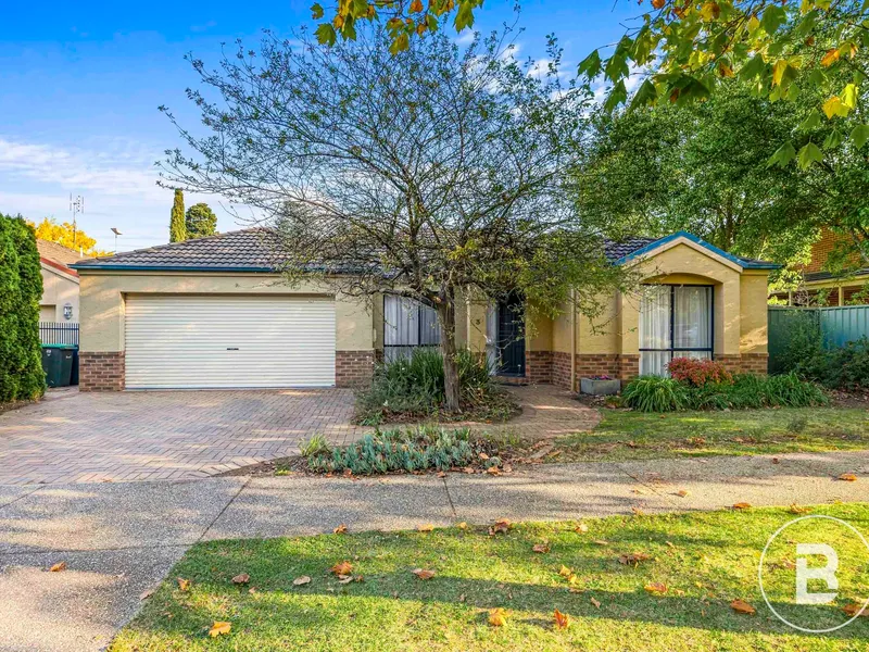 STUNNING FAMILY HOME IN HIGHLY SOUGHT AFTER LAKE GARDENS