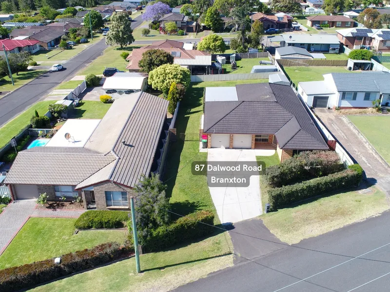 LOADS OF SPACE ON 911sqm